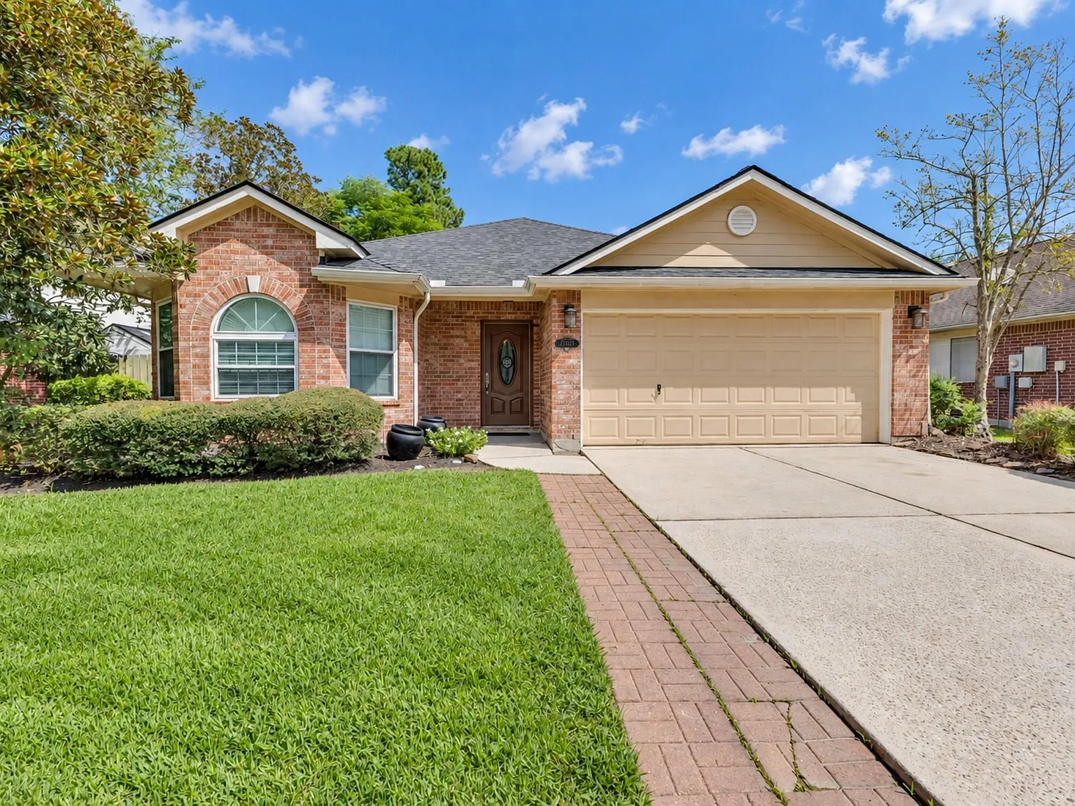 3 bed, 2.0 bath, 1813 sqft, $2,000 — Photo 1
