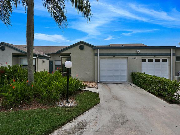 Home For Sale In Lakeside Green