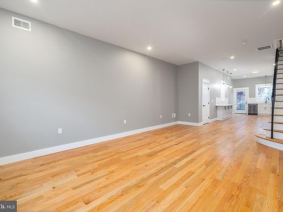 3rd image of 2714 E Ontario St