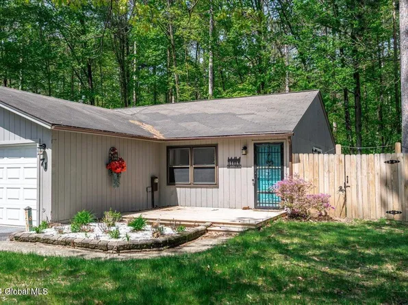 71 Wake Robin Road, Malta, NY 12020