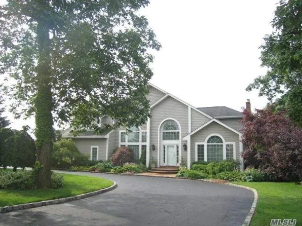 11 Shannon Dr, Woodbury, NY 11797