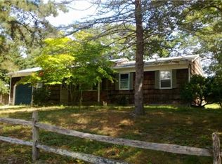 10 Pineview Ln, Hampton Bays, NY 11946