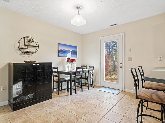 4th image of 7 Kingston Way #A