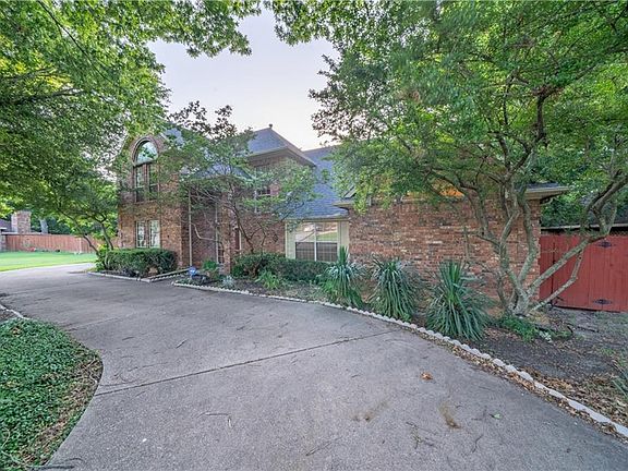 2nd image of 601 N Parks Dr
