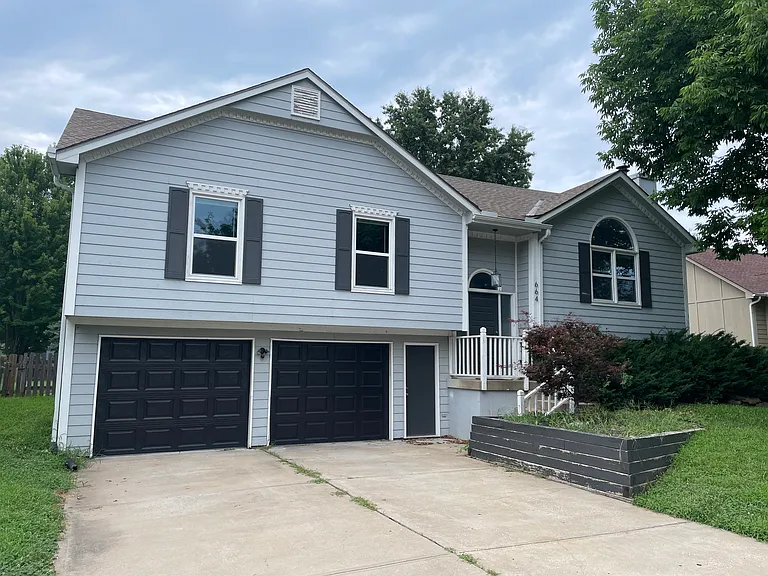 664 NE Clubhouse Dr — Photo 1