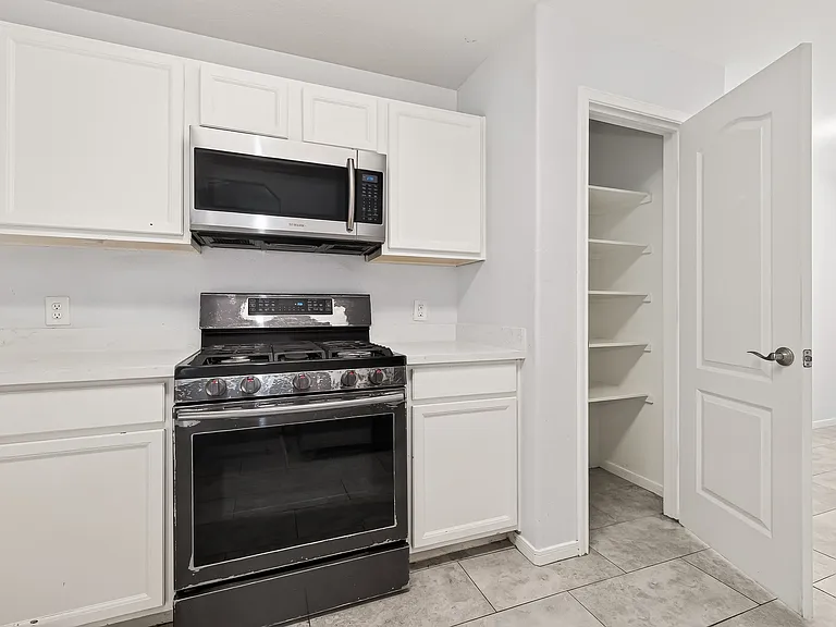 2731 Roaring Oaks Ln — Photo 10