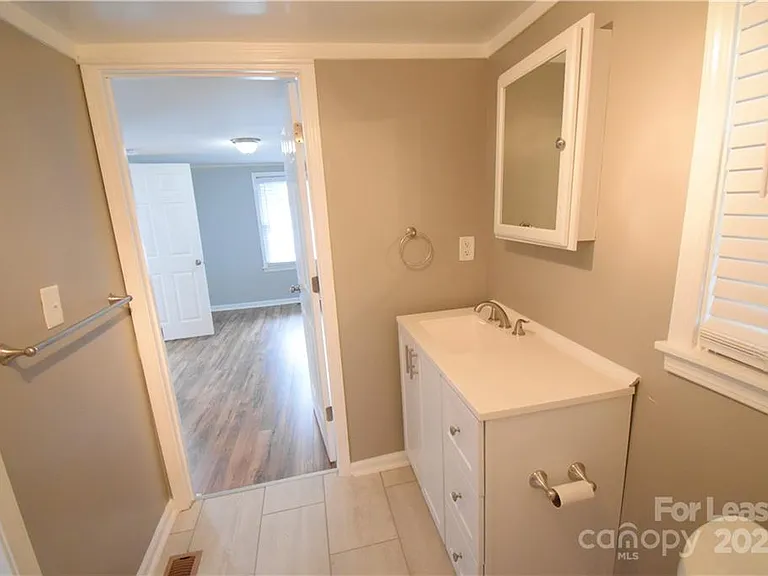 1077 Henderson St — Photo 14