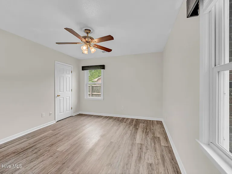 917 Wordsworth Dr — Photo 17
