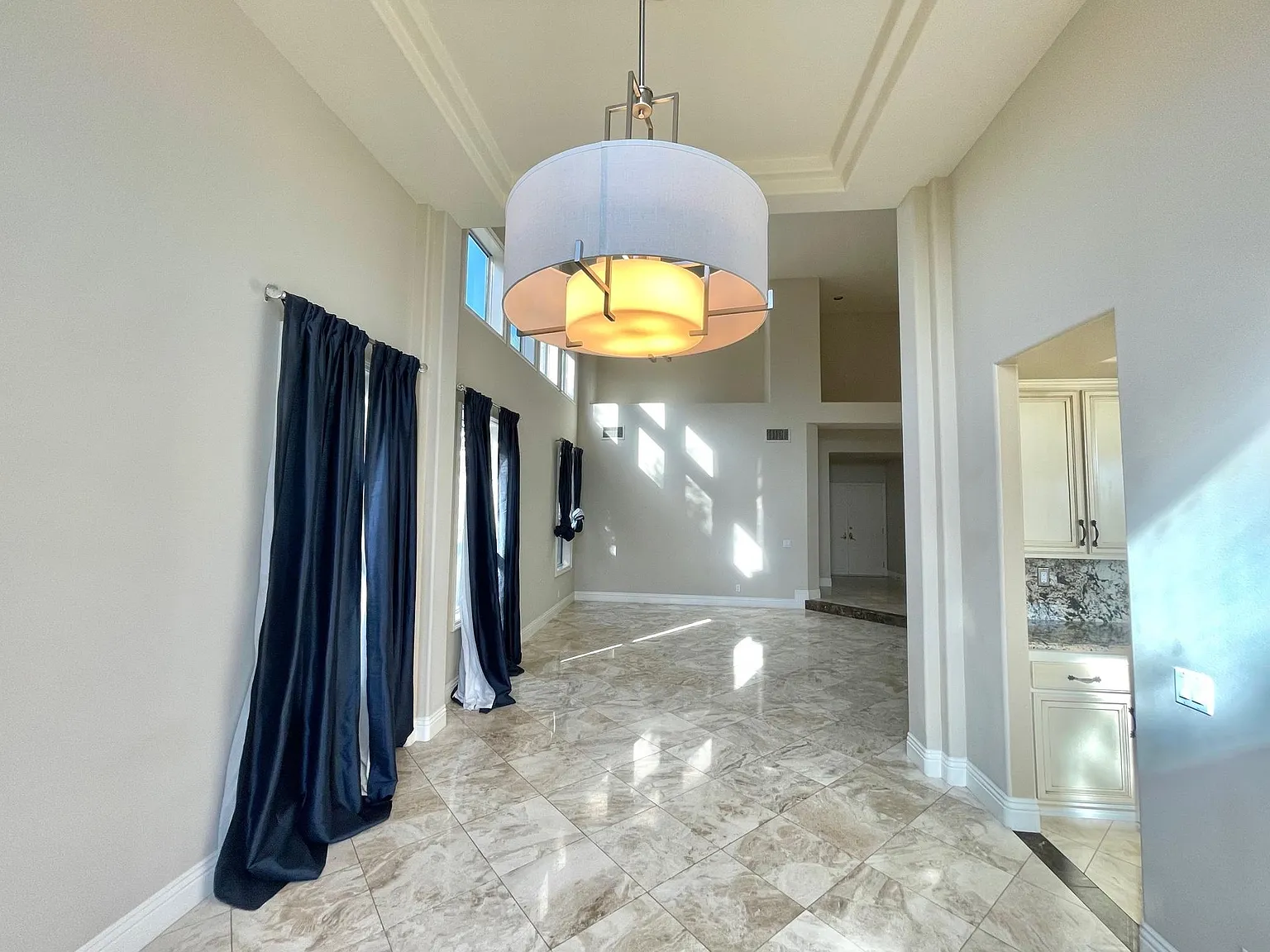 5 bed, 3422 sqft, $8,400 — Photo 4