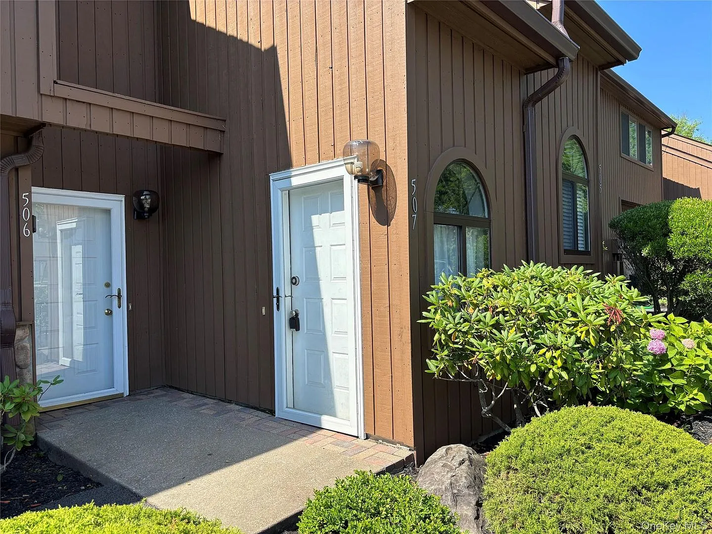 2 bed, 2.0 bath, 1328 sqft, $2,700 — Photo 2