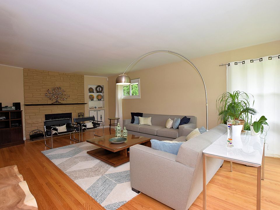 SPACIOUS LIVING ROOM