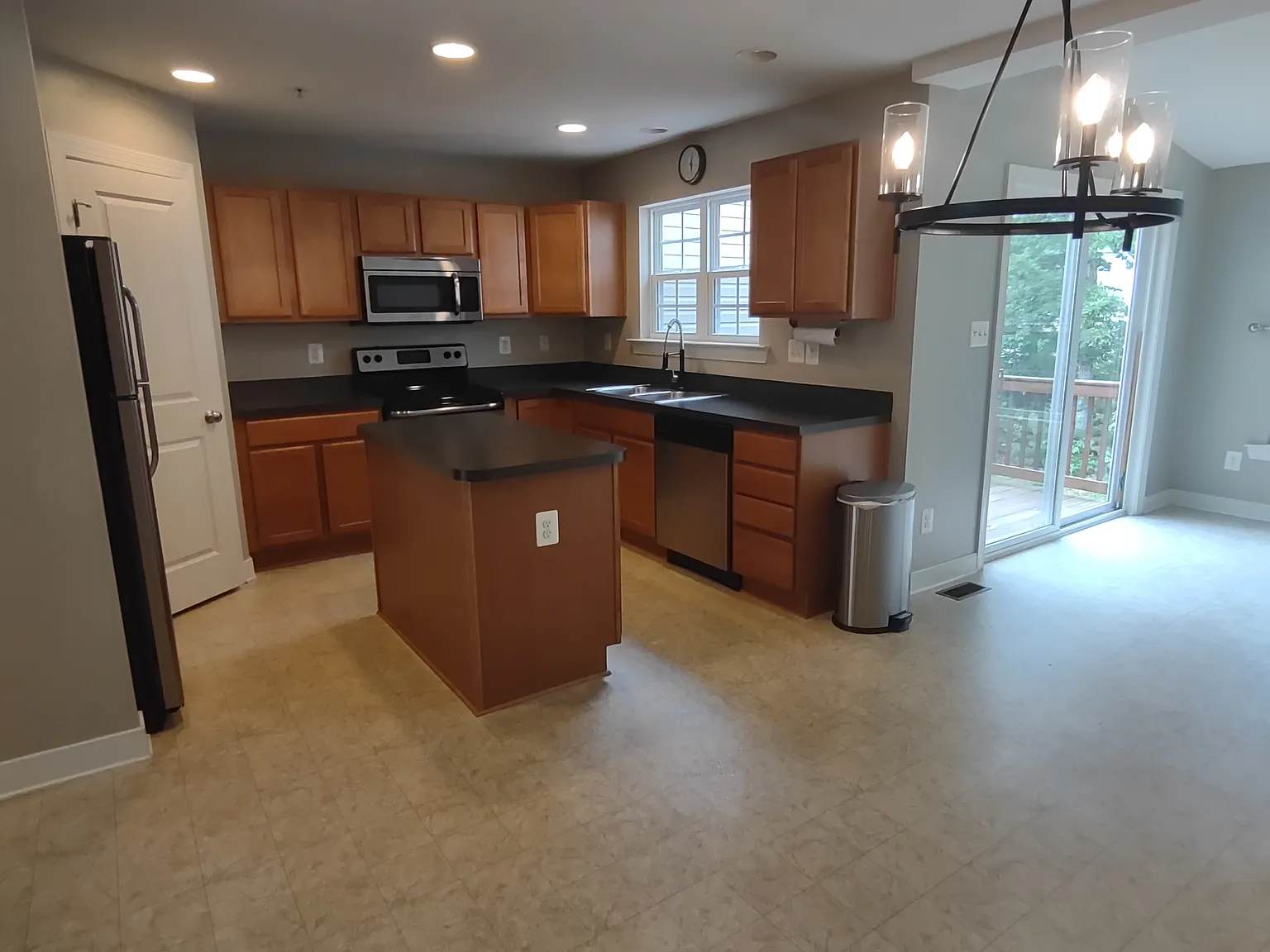 3 bed, 2.5 bath, 1392 sqft, $2,395 — Photo 4