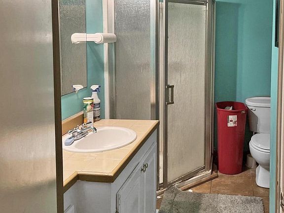 5th image of 936 W 6th St