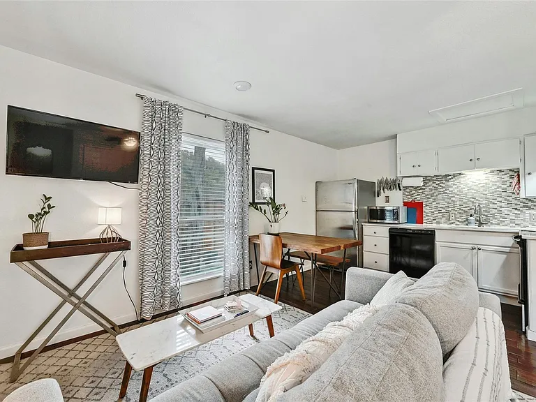1103 Kenwood Ave #B — Photo 4