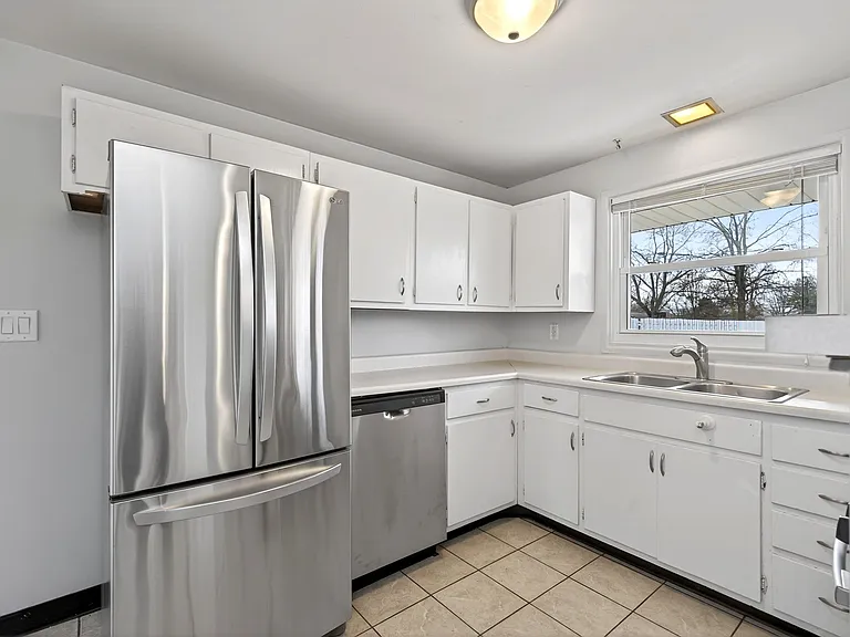 95 Goldengate Dr — Photo 6