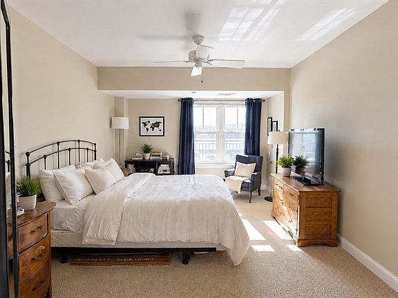 3rd image of 10 Seaport Dr APT 2217