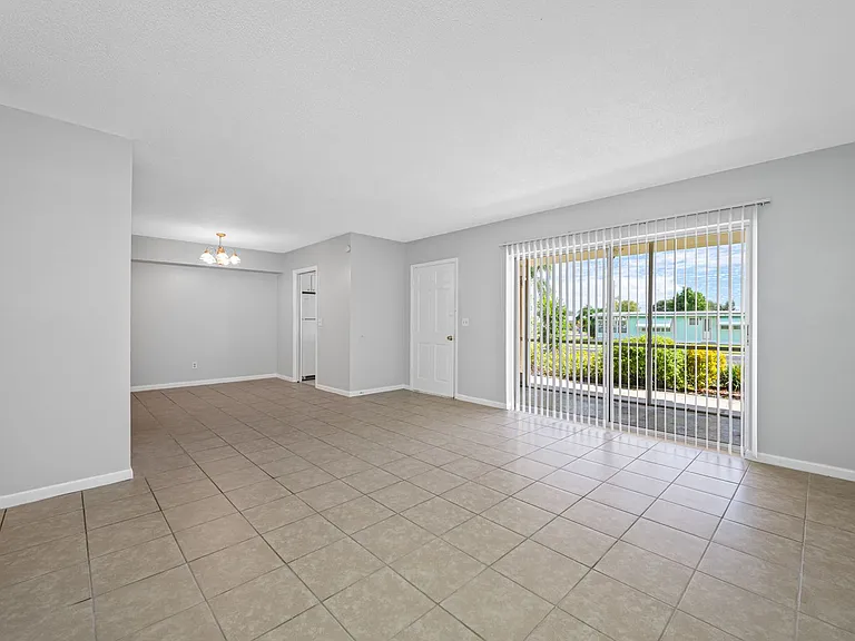 Lake Tarpon Apartments — Photo 38