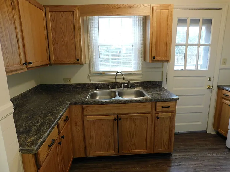 516 Williams St — Photo 4