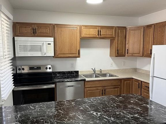 3rd image of 914 Garnet Dr