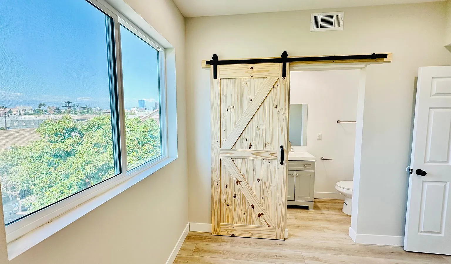 1 bed, 8000 sqft, $700 — Photo 2