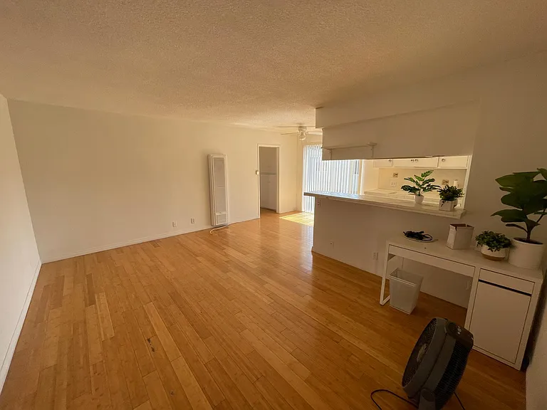 2122 Ocean Park Blvd #7 — Photo 4