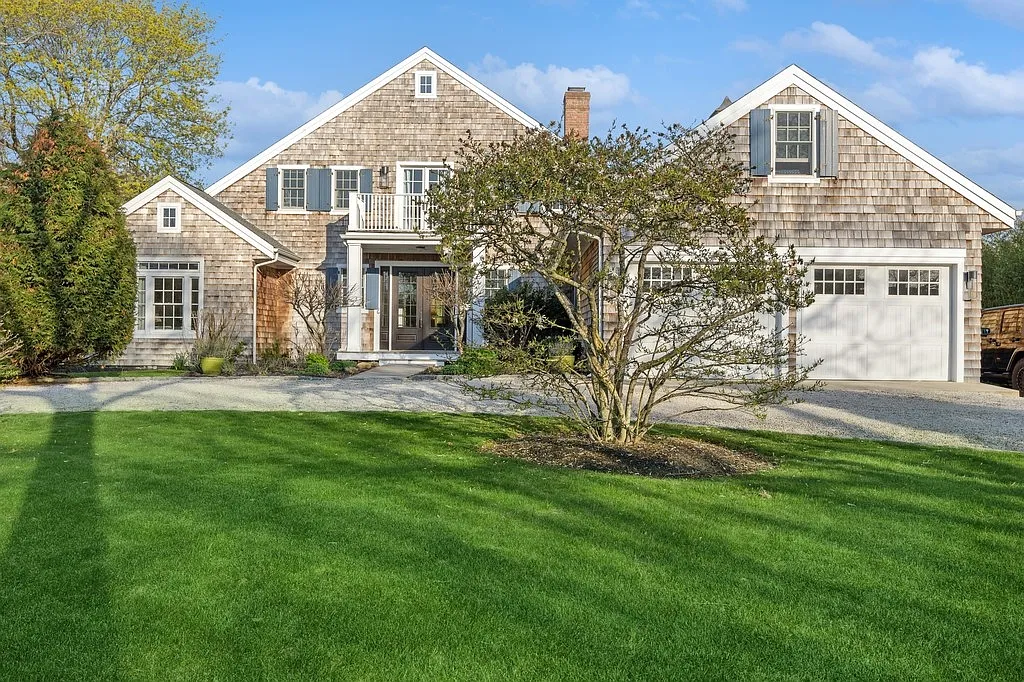 Quogue South Newly Renovated with Five Bedrooms and Heated Pool — Photo 1