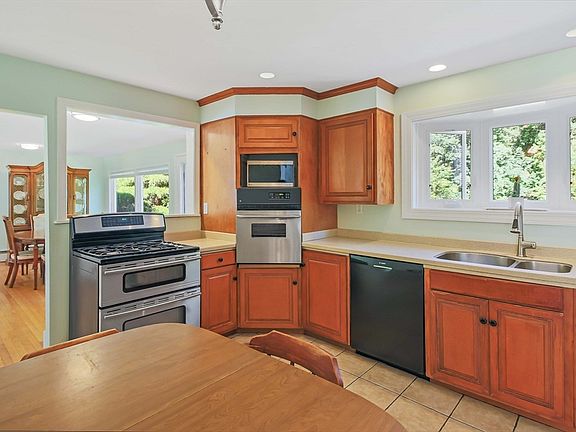 3rd image of 11 Brentwood Dr