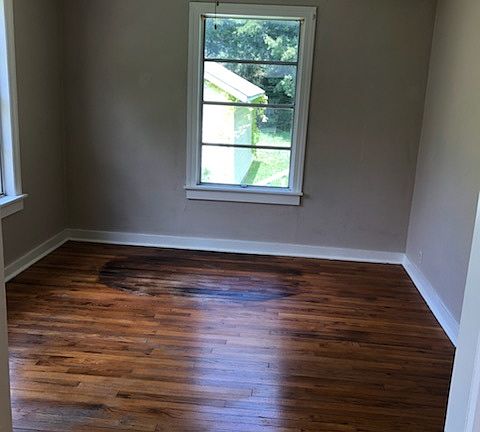 3rd image of 2521 Broadway Dr