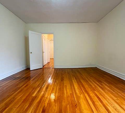 3rd image of 29 Wadsworth Ave APT 2