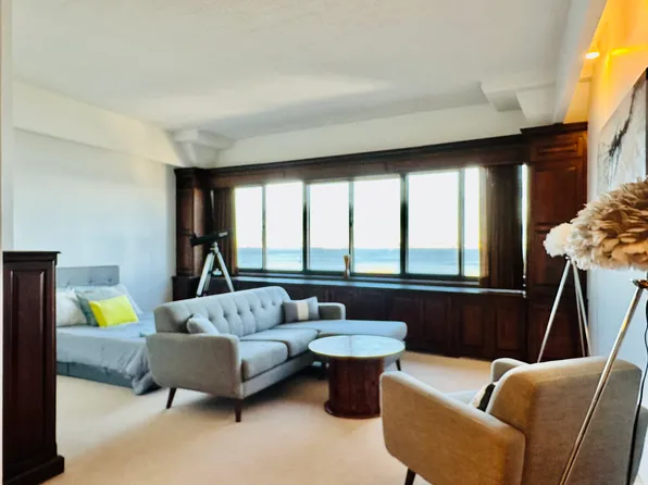 10 Bay Street Landing image 2 of 24