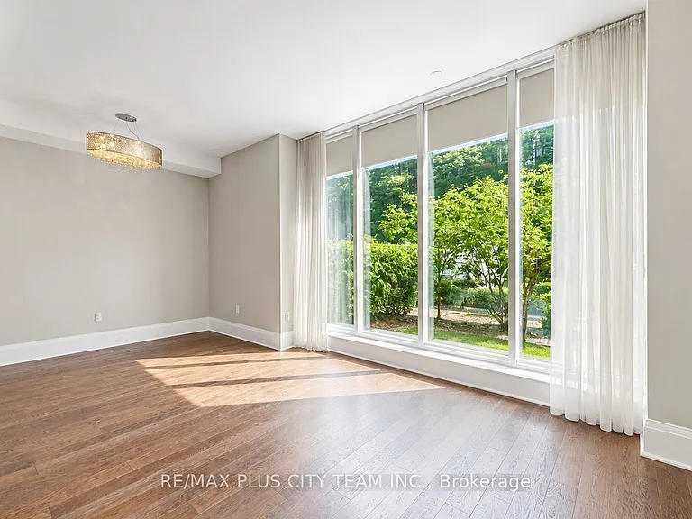 29 Queens Quay E #Townhouse 122 — Photo 3