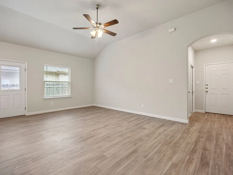 354 Emma Dr — Photo 2