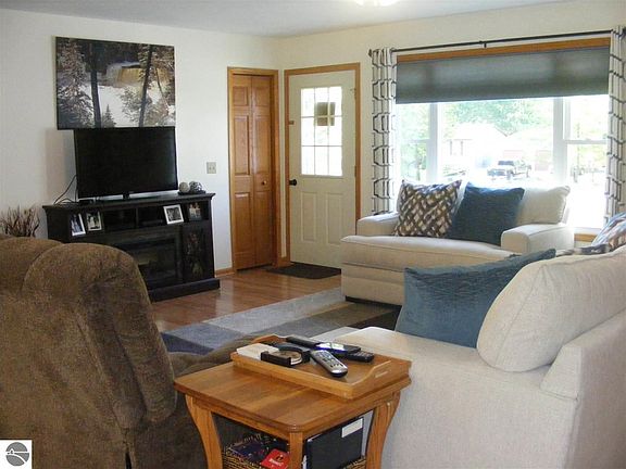 3rd image of 7426 Willow Dr