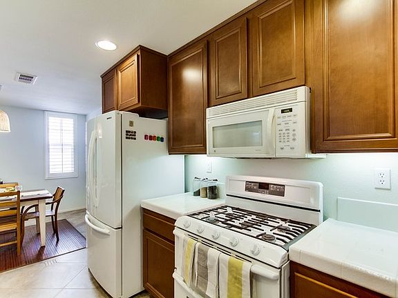 CHEF'S KITCHEN W DOUBLE OVEN