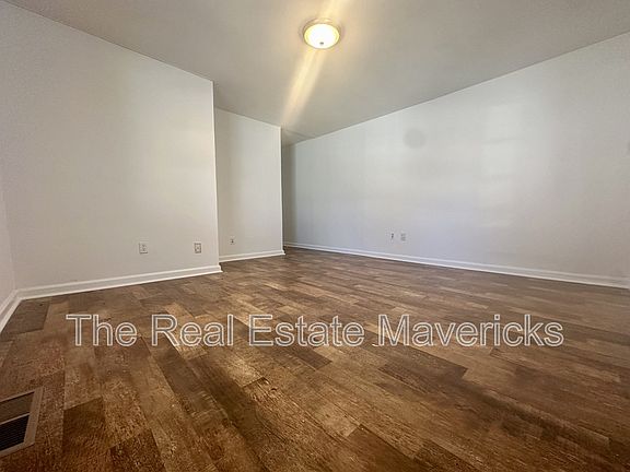 3rd image of 1082 E Elmwood Dr