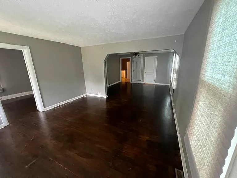 232 E Minneapolis Ave — Photo 2