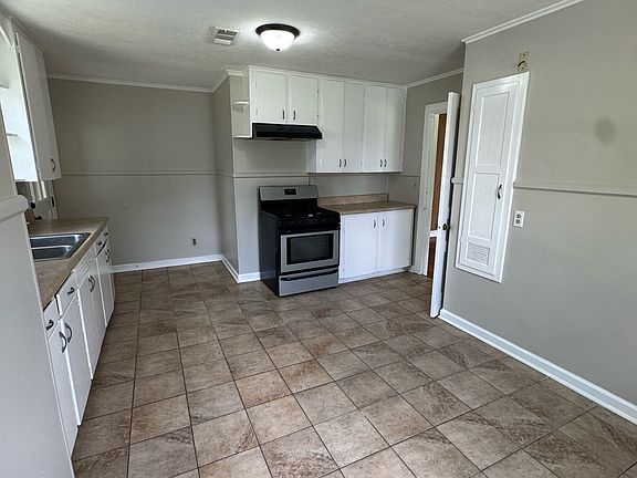 3rd image of 906 Chickasaw Trl