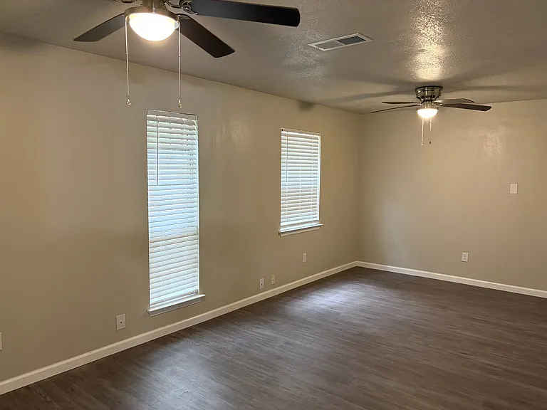 2402 Andover Dr — Photo 10