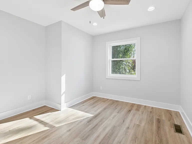 58 W Oakview Rd — Photo 22