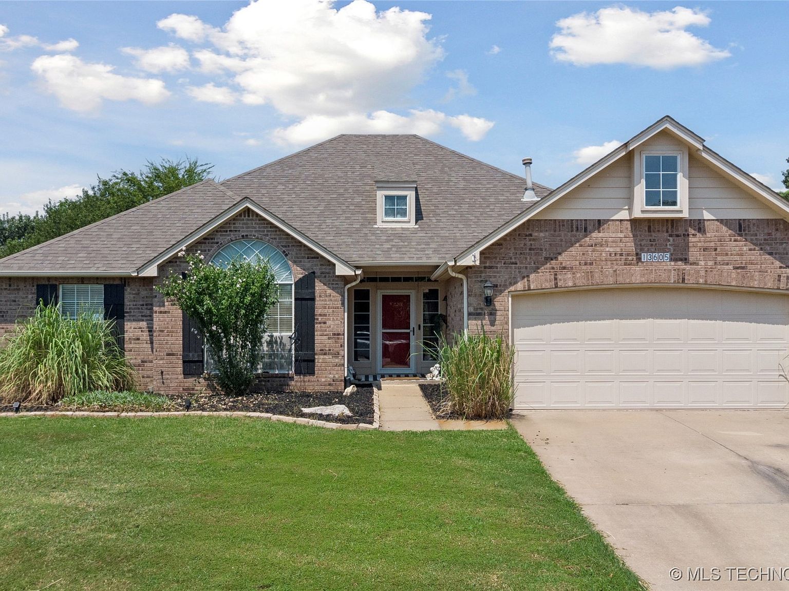 トップス 90supremestreethiphoplevistussychampion Supreme Men's Playoffs Zip Up Hooded Sweatshirt White, from StockX