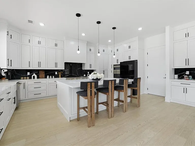 556 Versailles Dr — Photo 10