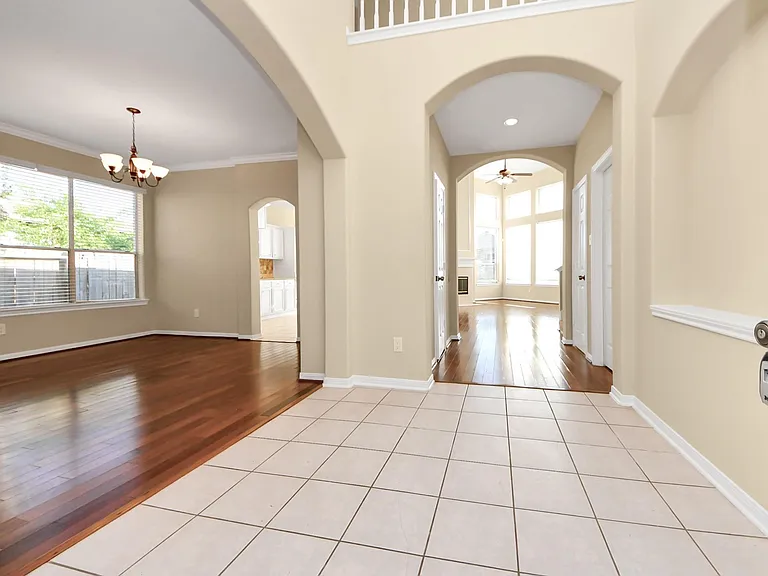 323 N Esplanade Ln — Photo 3