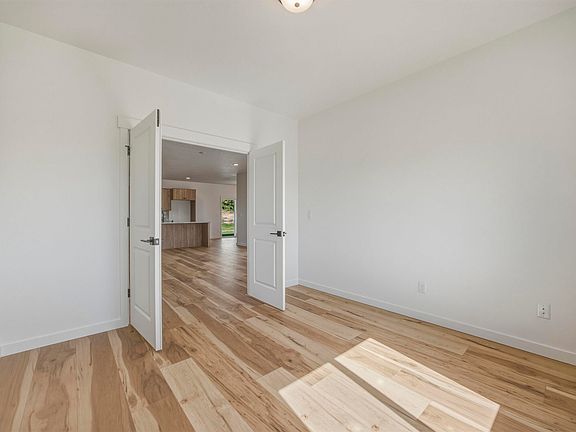 4th image of 227 Beesly Ct