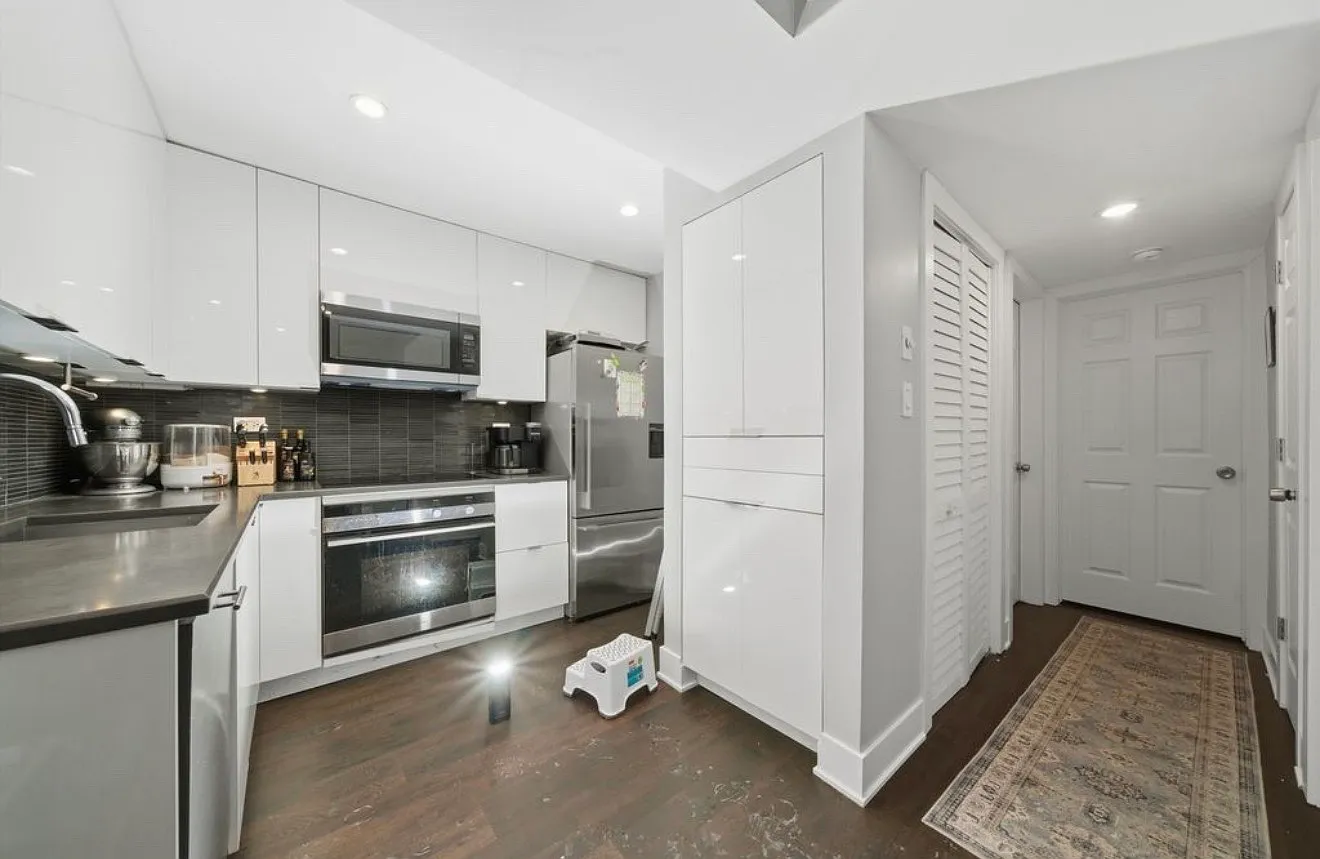 2 bed, 930 sqft, $2,000 — Photo 2