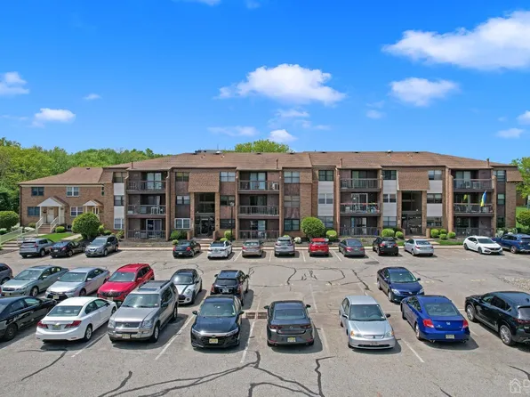 318 Sharon Garden Ct, Woodbridge, NJ 07095