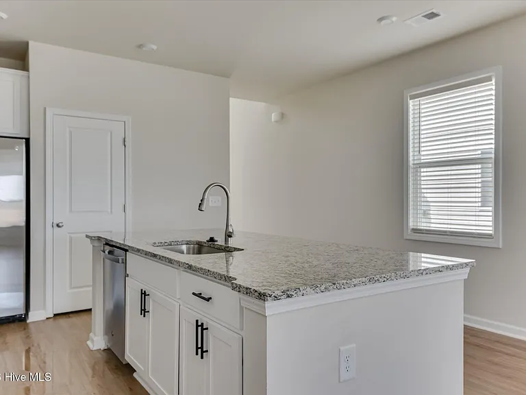 827 Justify Loop — Photo 15