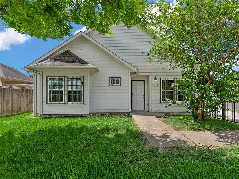 2514 Bennington St — Photo 2