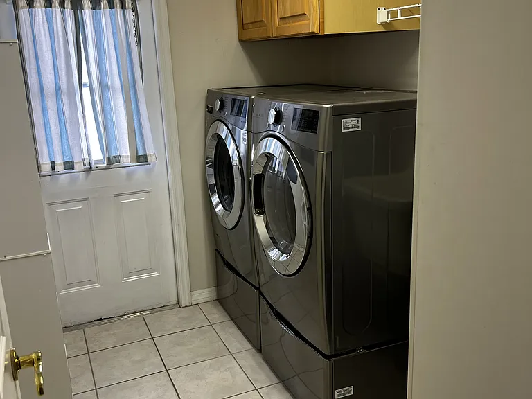 Modern Pedistal Washer and Dryer