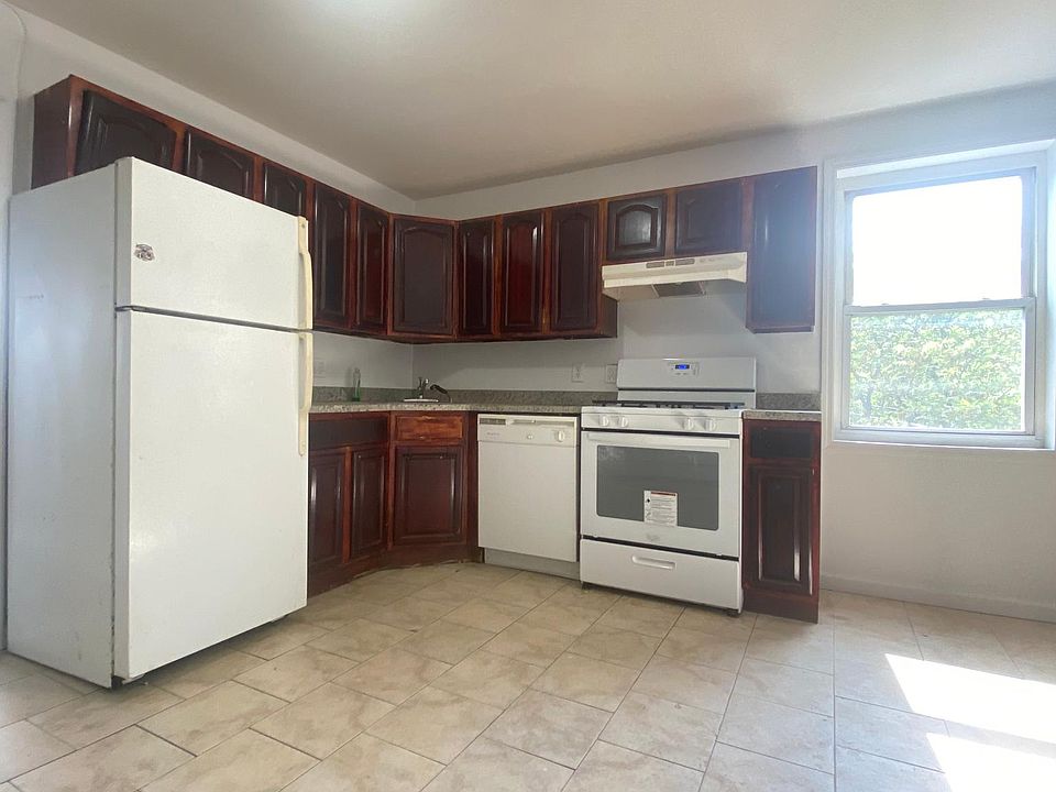 1st image of 107 Bay 50 St #3