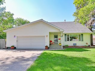 2514 Clover Dr, Grand Forks, ND 58201